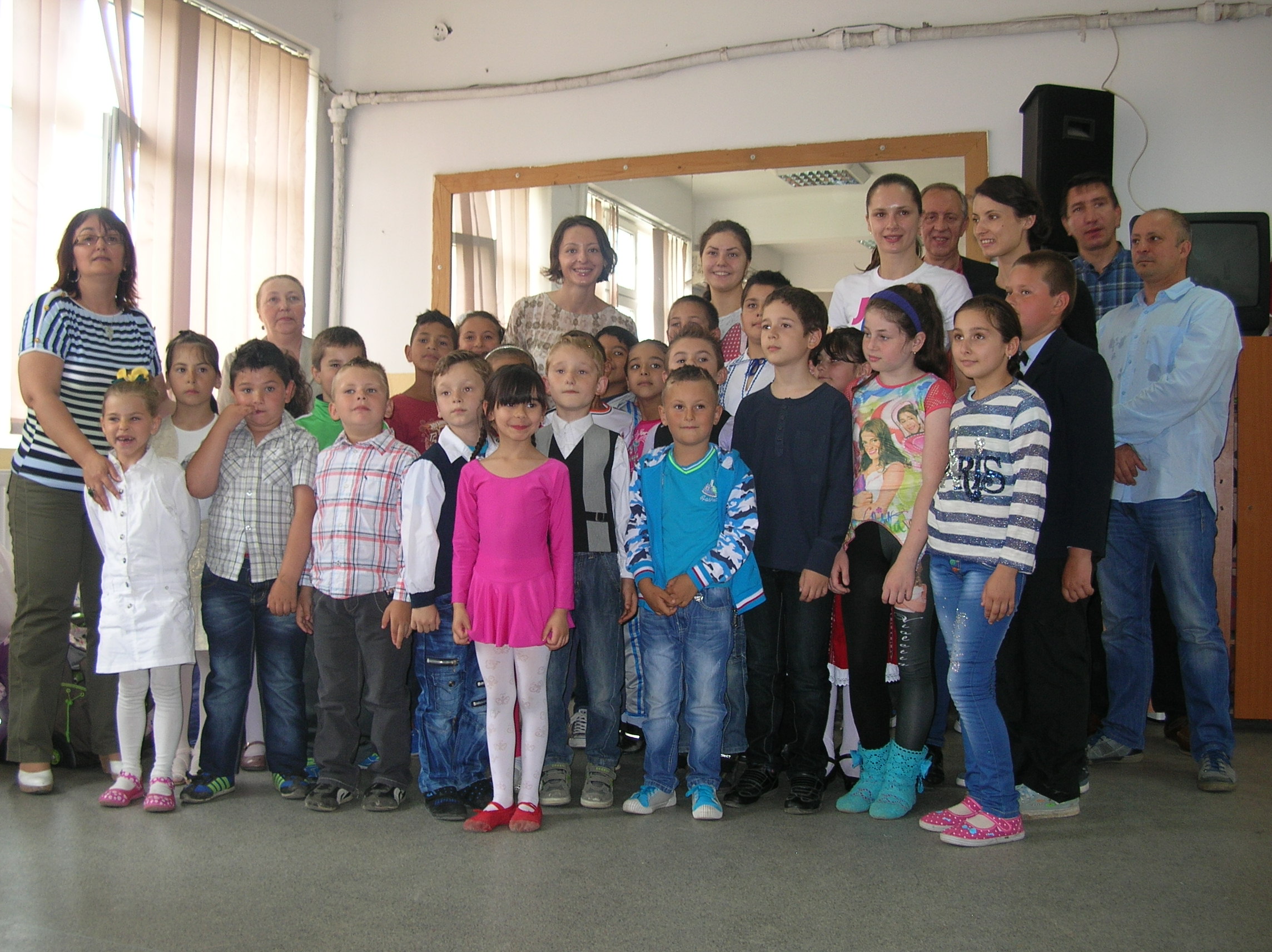 GALERIE FOTO: Brânză, Pop, Constantin și Tătăran au adus bucurie în sufletele a zeci de copii nevoiași din Craiova