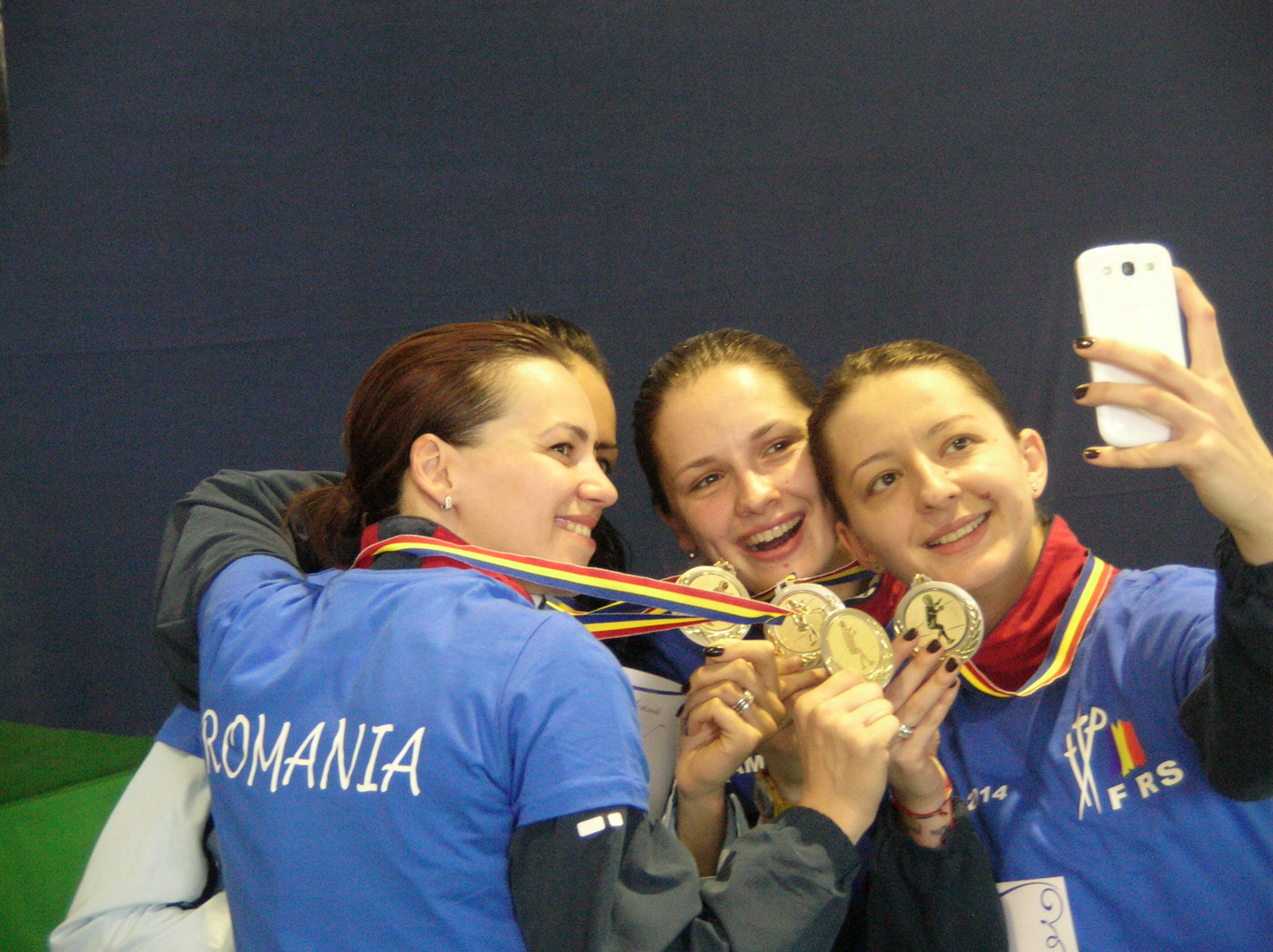GALERIE FOTO! Campioanele selfie: Ana Maria Brânză, Simona Pop, Simona Gherman și Maria Udrea – aur în Superliga de spadă