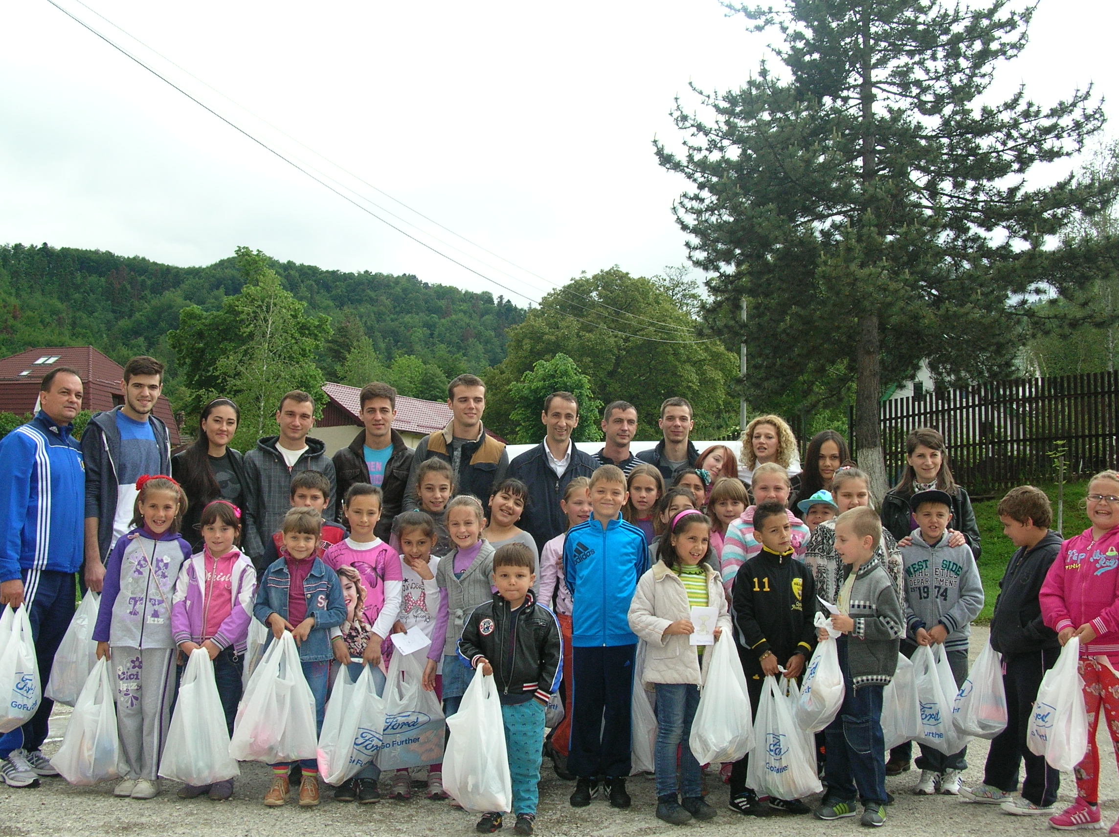 GALERIE FOTO: Sabrerii din lotul național au adus soarele în sufletele a 30 de copii nevoiași din Brașov