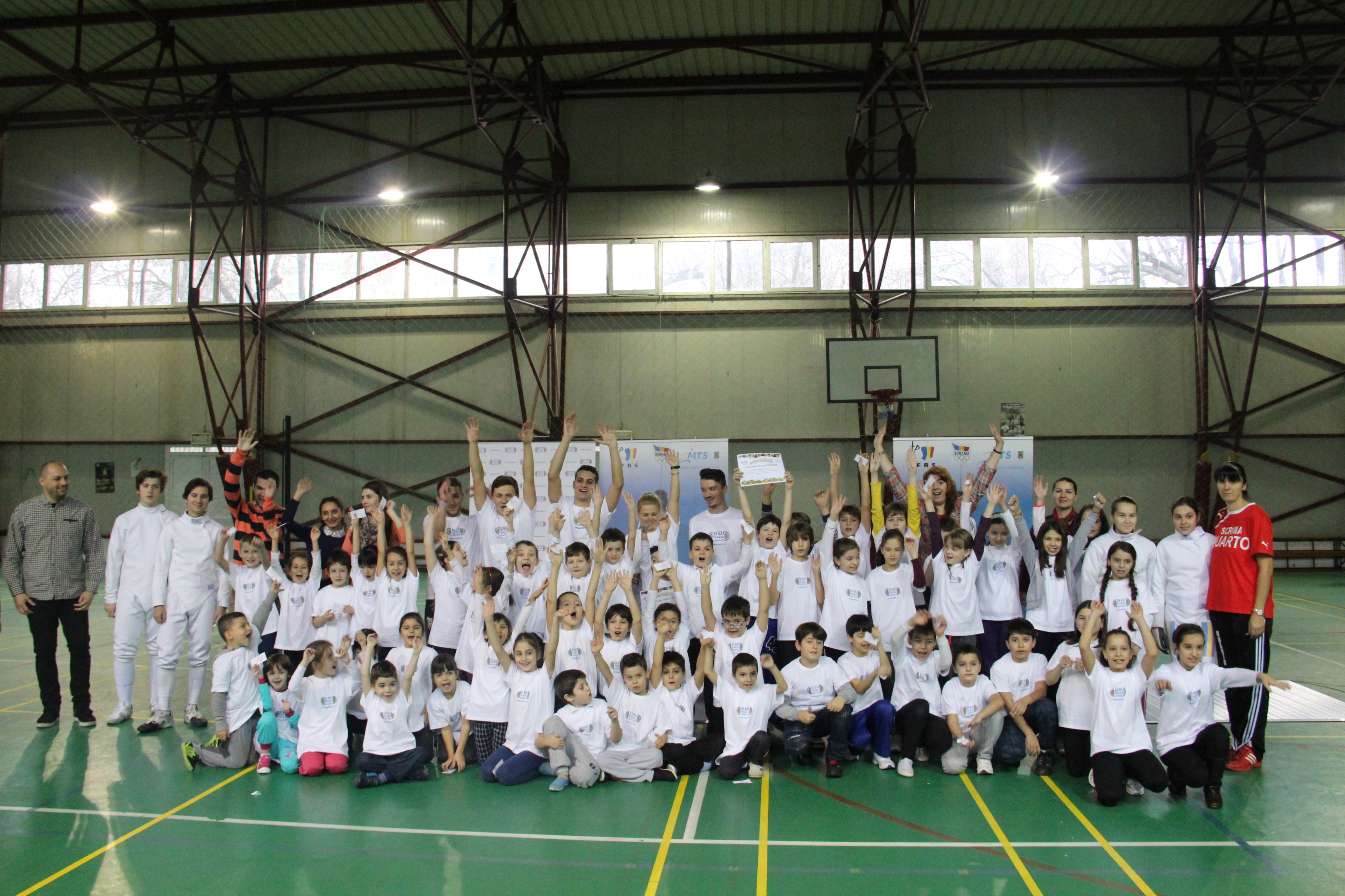 GALERIE FOTO: Peste 150 de elevi de la Școala Generală Nr. 99 din București au asistat la lecțiile deschise de scrimă susținute de sportivii de la ACS Quarto, ACS Balestra și ACS Duel