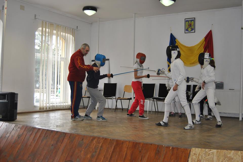 GALERIE FOTO: Sportivii de la ACS Stesial au susținut o lecție deschisă de scrimă la Școala Generală Nr. 1 din comuna Jilava, județul Ilfov