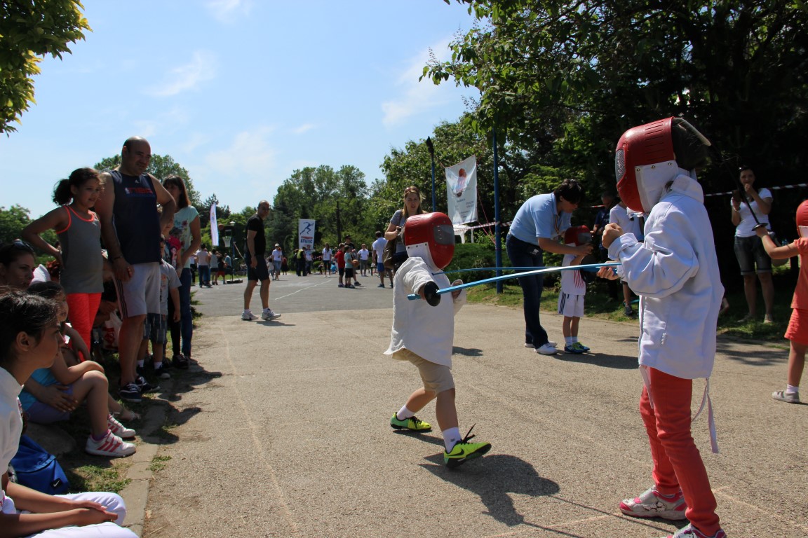 Zeci de copii au fost inițiați în tainele scrimei în Parcul Circului, în cadrul programului educațional “Ziua Copilului, Sport şi Bucurie”