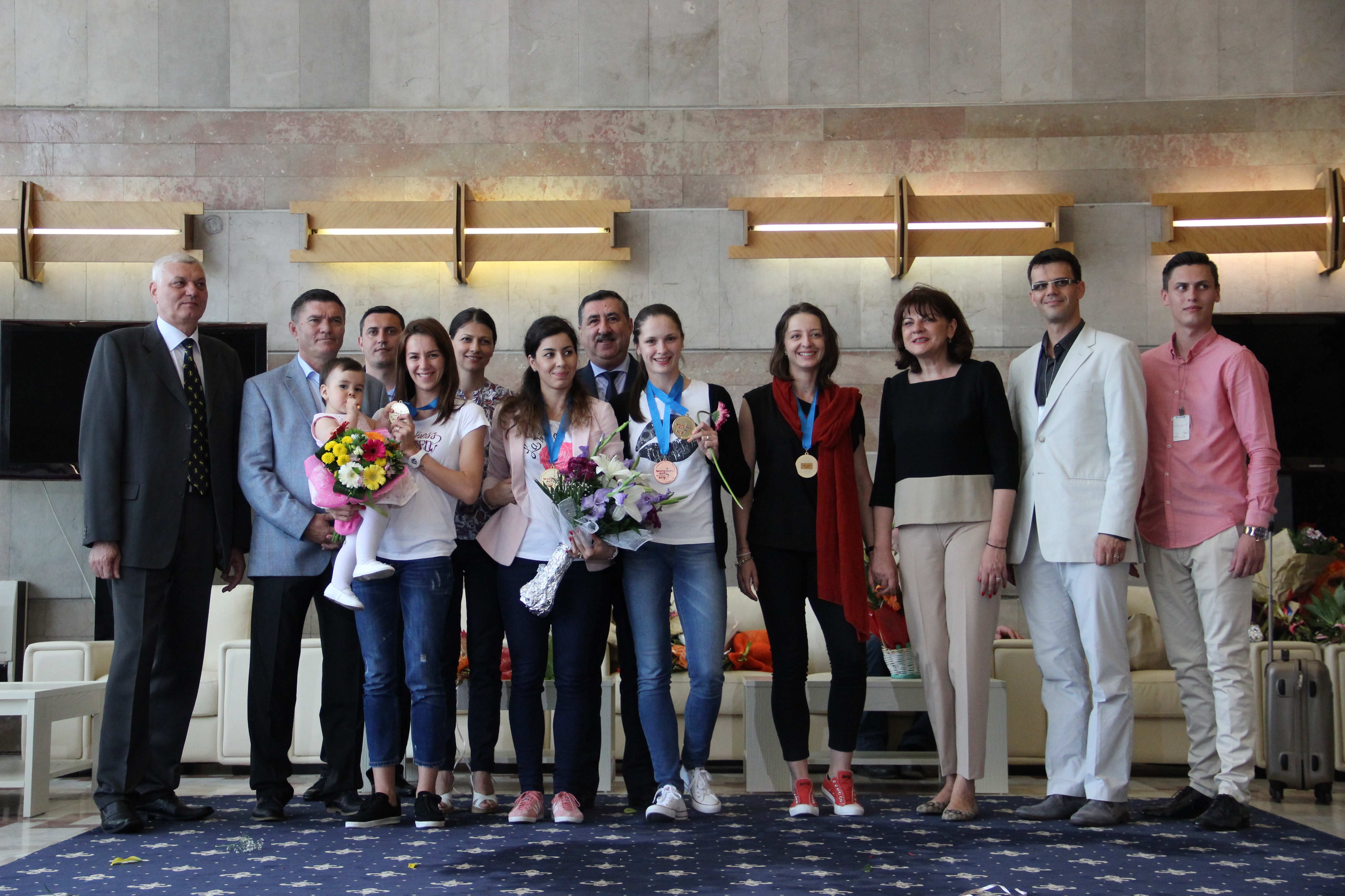 Echipa de spadă feminin a României, campioană europeană la Montreux, a fost primită azi la Salonul Prezidențial al Aeroportului „Henri Coandă”