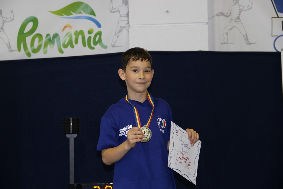 Dacian Enache (CS Dinamo) a câștigat Campionatul Național de scrimă copii, în proba de sabie masculin individual, categoria 8-9 ani