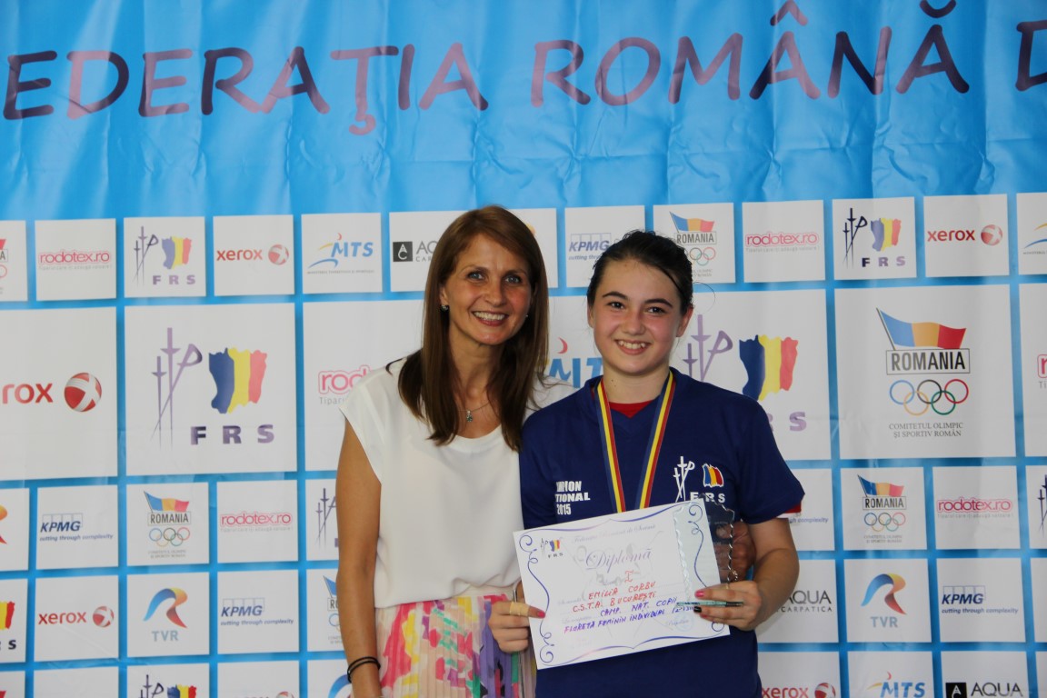 Emilia Corbu (CSTA) a câștigat medalia de aur la Campionatul Național de scrimă pentru copii, în proba de floretă feminin, categoria 12-13 ani. Ea a fost premiată de campioana olimpică Laura Badea Cârlescu