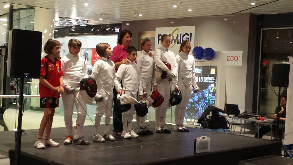 Sportivii de la ACS Stesial au susținut sâmbătă o demonstrație de scrimă în Mall Promenada