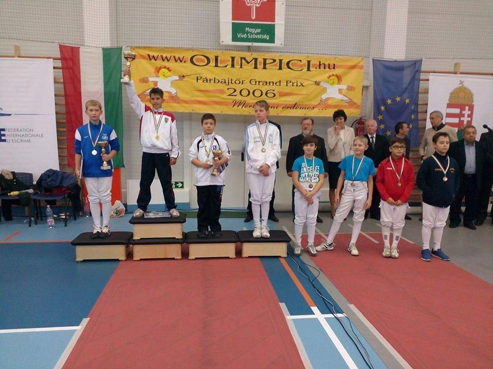 Patru clasări pe podium pentru scrimerii români în prima etapă a Circuitului Internațional de spadă „Olimpici” pentru copii de la Hajdúhadház