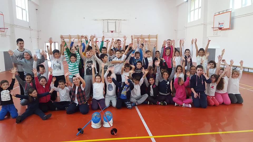 Peste 200 de copii de la două școli din București au fost inițiați în tainele scrimei de către clubul ACS Stesial în cadrul acțiunii „Azi sunt profesorul tău de sport”