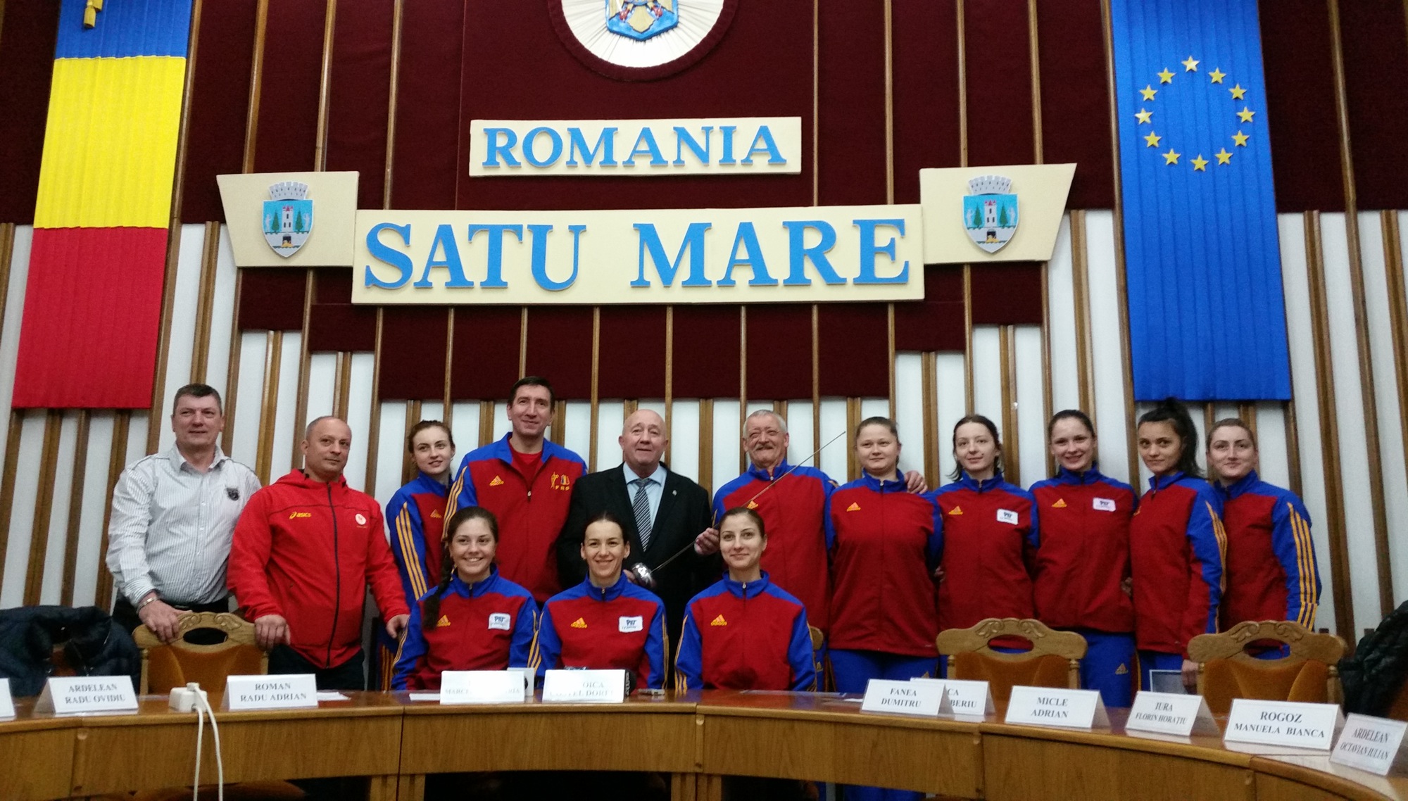 Componentele lotului de spadă al României au primit azi diplome de excelență din partea primarului orașului Satu Mare, Dorel Coica