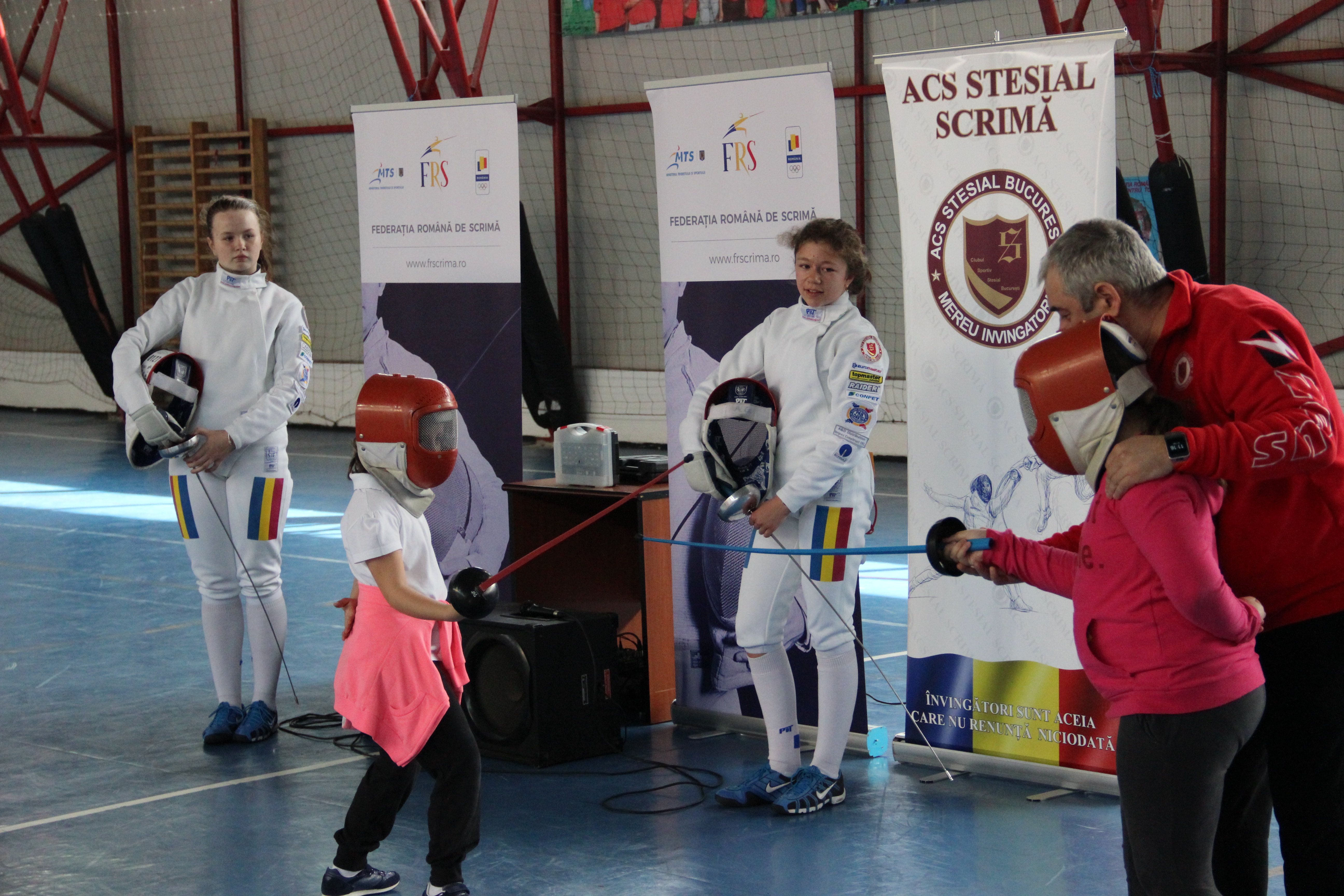 Zeci de elevi de la Școala Gimnazială „Mircea Sântimbreanu” au asistat la demonstrații de scrimă ale sportivilor de la ACS Stesial și ACS Balestra