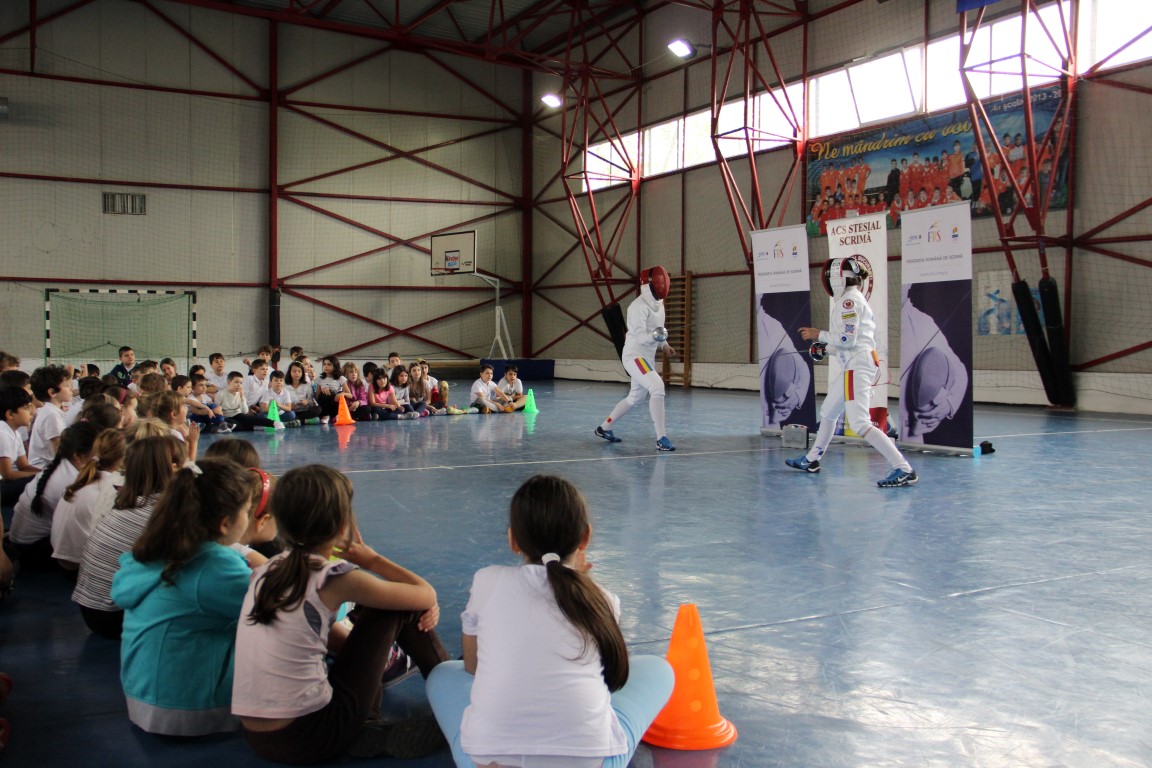 Sportivii de la ACS Stesial au susținut vineri o demonstrație de scrimă la Școala Gimnazială „Mircea Sântimbreanu”