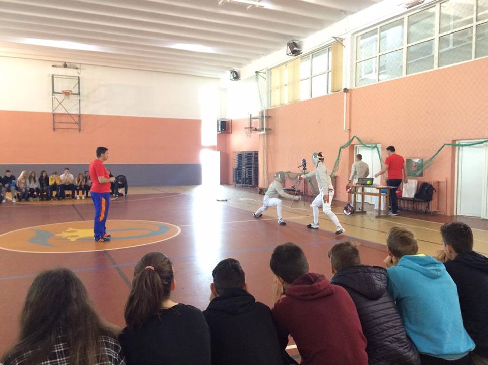 Sportivii de la CSM Brașov și CS Olimpia au susținut miercuri și joi demonstrații de scrimă la Şcoala Profesională Germană Kronstadt Brașov și Liceul Tehnologic Special „Regina Elisabeta” București