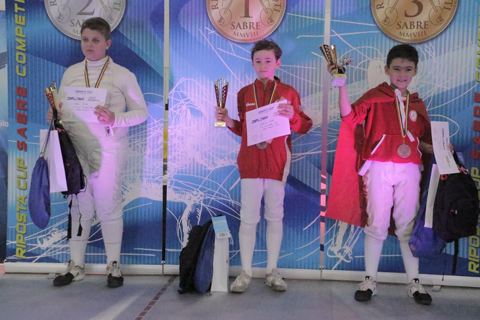 Rebeca Mamele (CSA Steaua), Vlad Covaliu (CS Dinamo) și Oleksandra Bondra (Ucraina) sunt câștigătorii zilei a doua în Cupa Riposta la sabie pentru copii! Ana Maria Popescu a fost invitată de onoare!