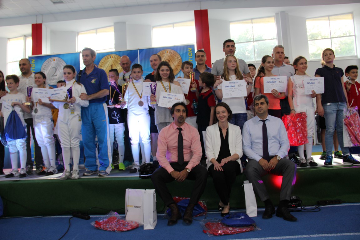 Cristiyan Boikov (Bulgaria), Sofia Polonka (Ucraina) și Todorov Stoychev (Bulgaria) sunt câștigătorii primei zile în Cupa Riposta la sabie pentru copii! Ana Maria Popescu a fost invitată de onoare!