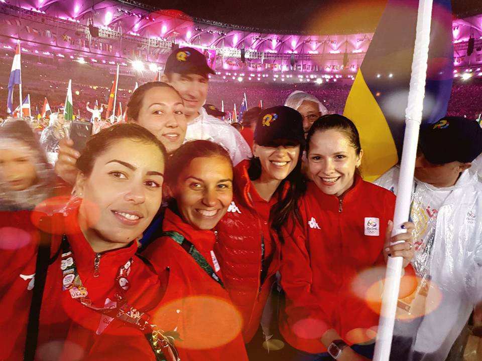 GALERIE FOTO: Jocurile Olimpice de la Rio s-au încheiat în noaptea de duminică spre luni! Spadasina Simona Pop a fost portdrapelul României la festivitatea de închidere