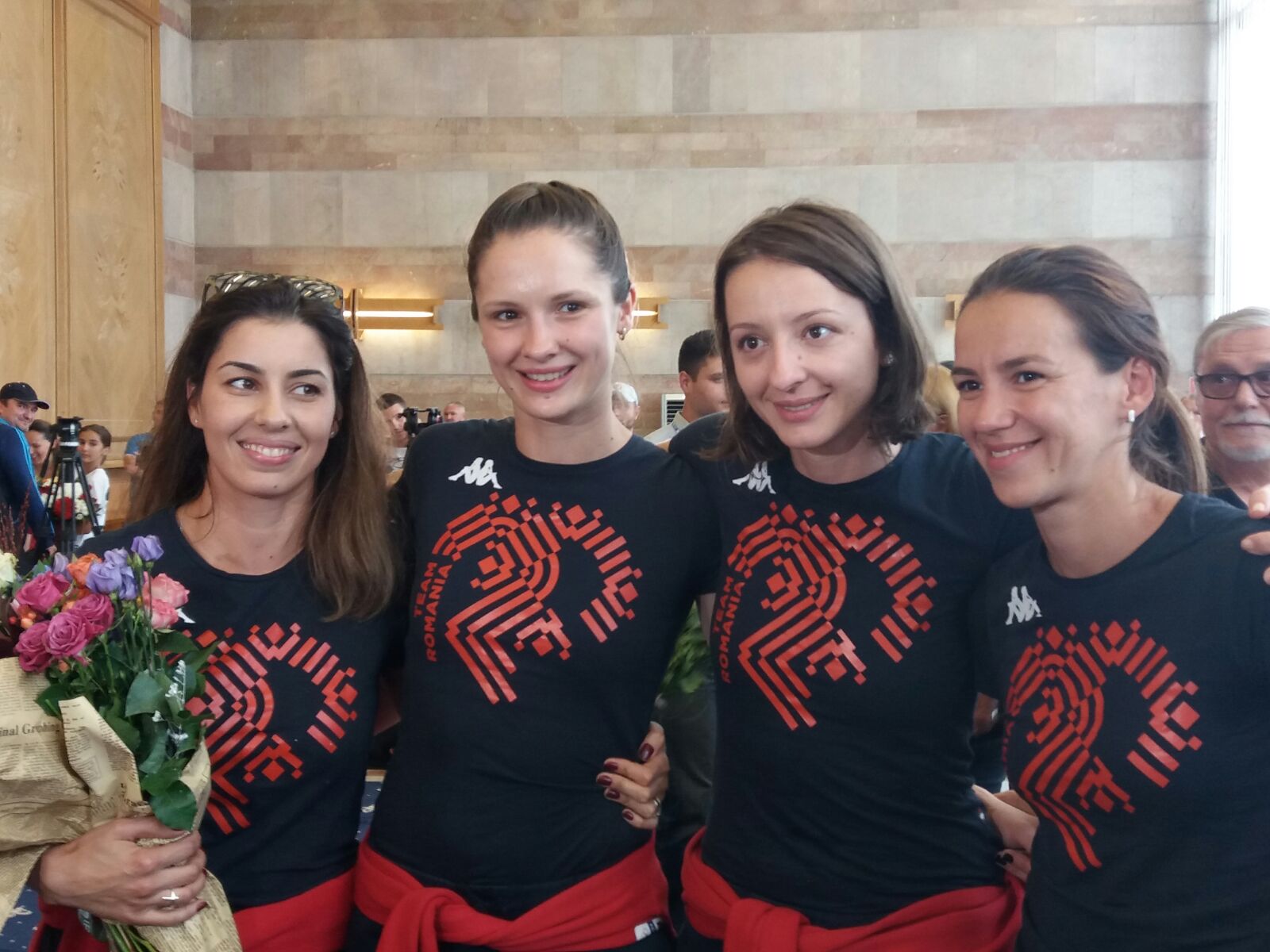 Campioană olimpică la Rio, echipa de spadă feminin a României a sosit azi în țară și a fost primită la Salonul Oficial de pe Aeroportul Henri Coandă