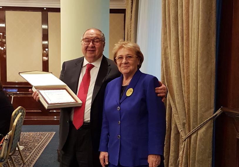 Doamna Ana Pascu i-a oferit azi o plachetă din partea Federației Române de Scrimă președintelui FIE, Alisher Usmanov