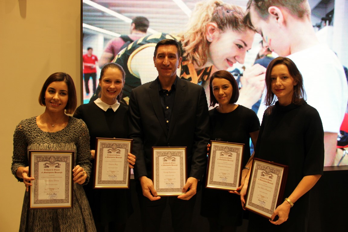 Sportivele și antrenorii echipei de spadă a României au primit azi titlul de “Cetăţean de Onoare al Municipiului Bucureşti”