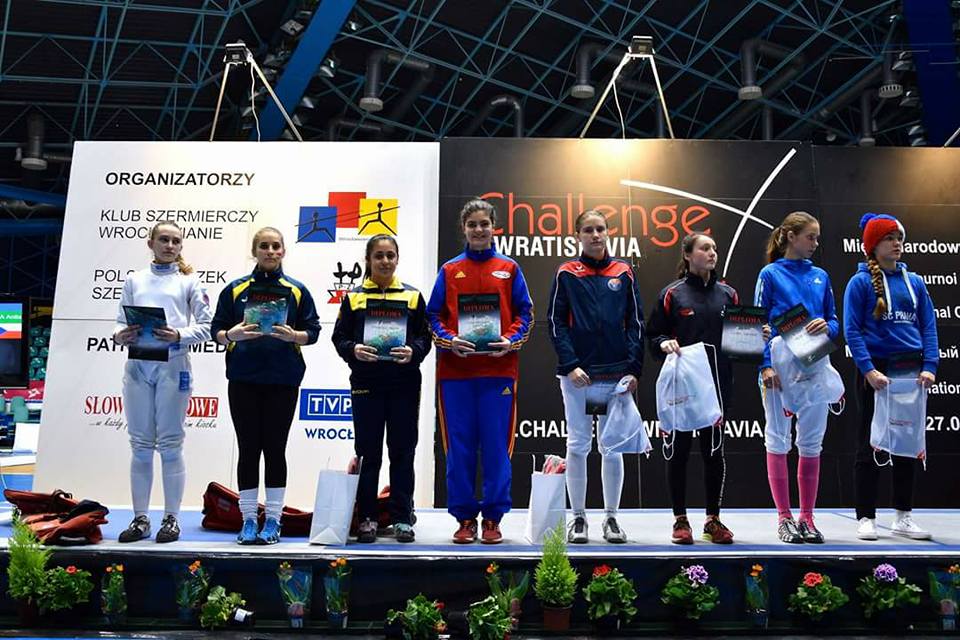 Cristina Constantinescu (CSA Steaua) și Melisa Stănescu (CS UNEFS) s-au clasat pe locul trei la a 40-a ediție a turneului internațional de scrimă pentru copii Challenge Wratislavia, în proba de spadă feminin U15