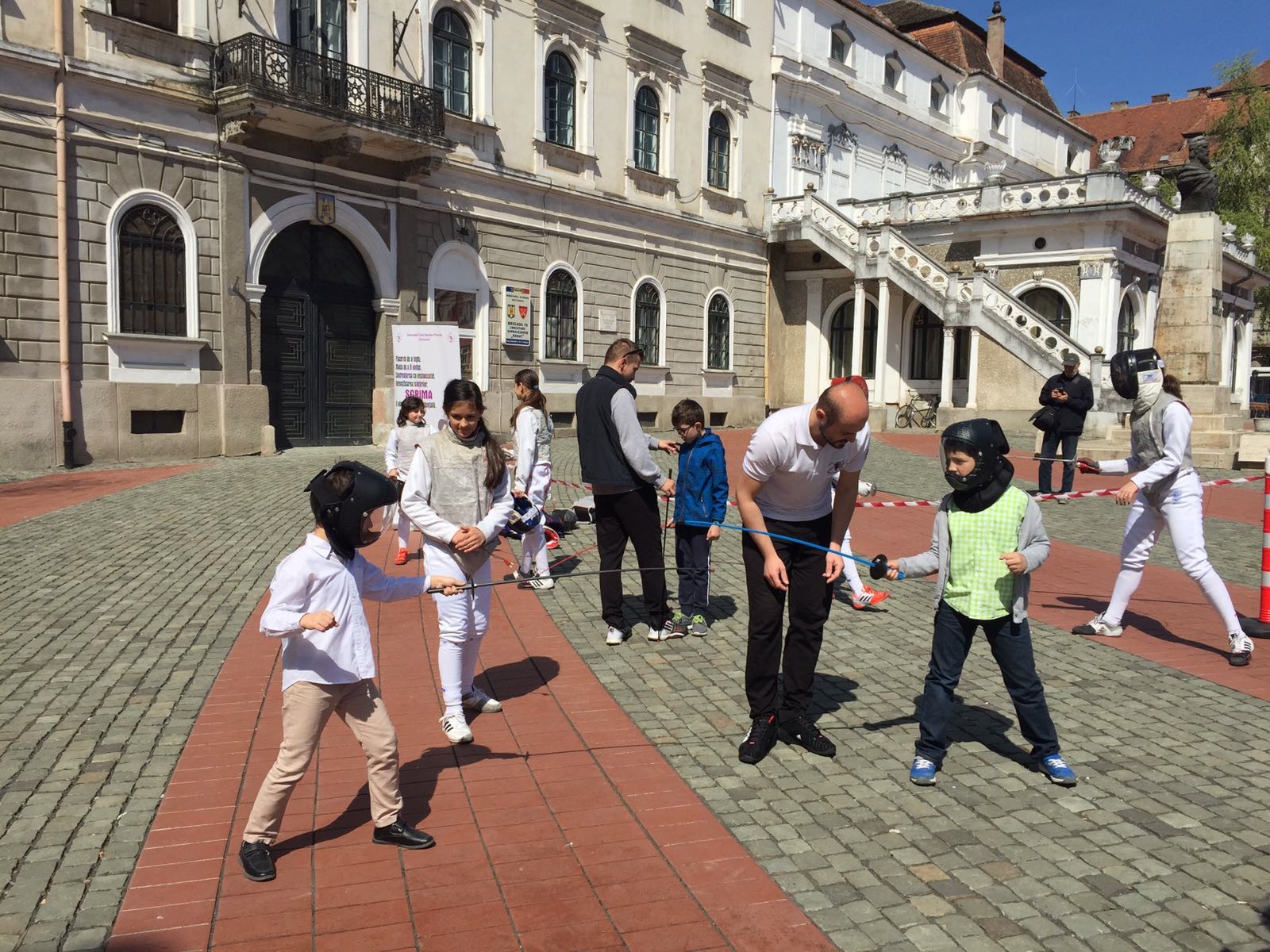 Sportivii de la ACS Floreta Timișoara au susținut duminică o demonstrație de scrimă în Piața Libertății, în cadrul evenimentului „Pedalarea de Primăvară”