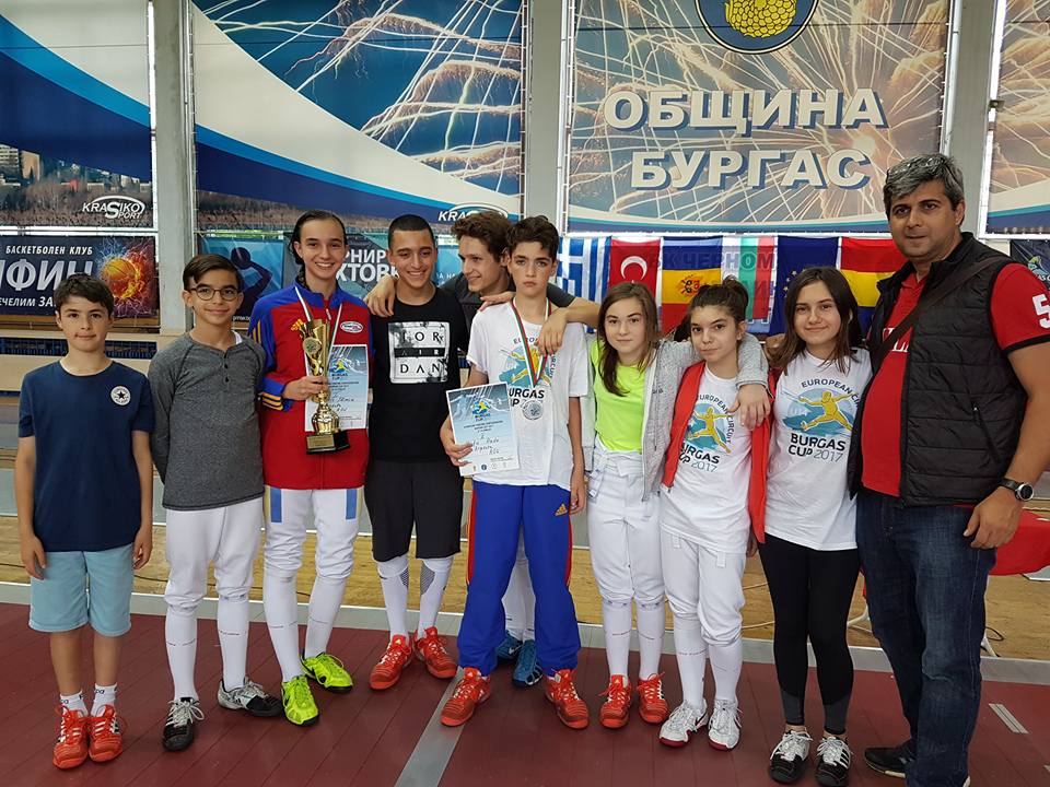 Șapte clasări pe podium pentru scrimerii români la Burgas Cup la sabie U12 și U14