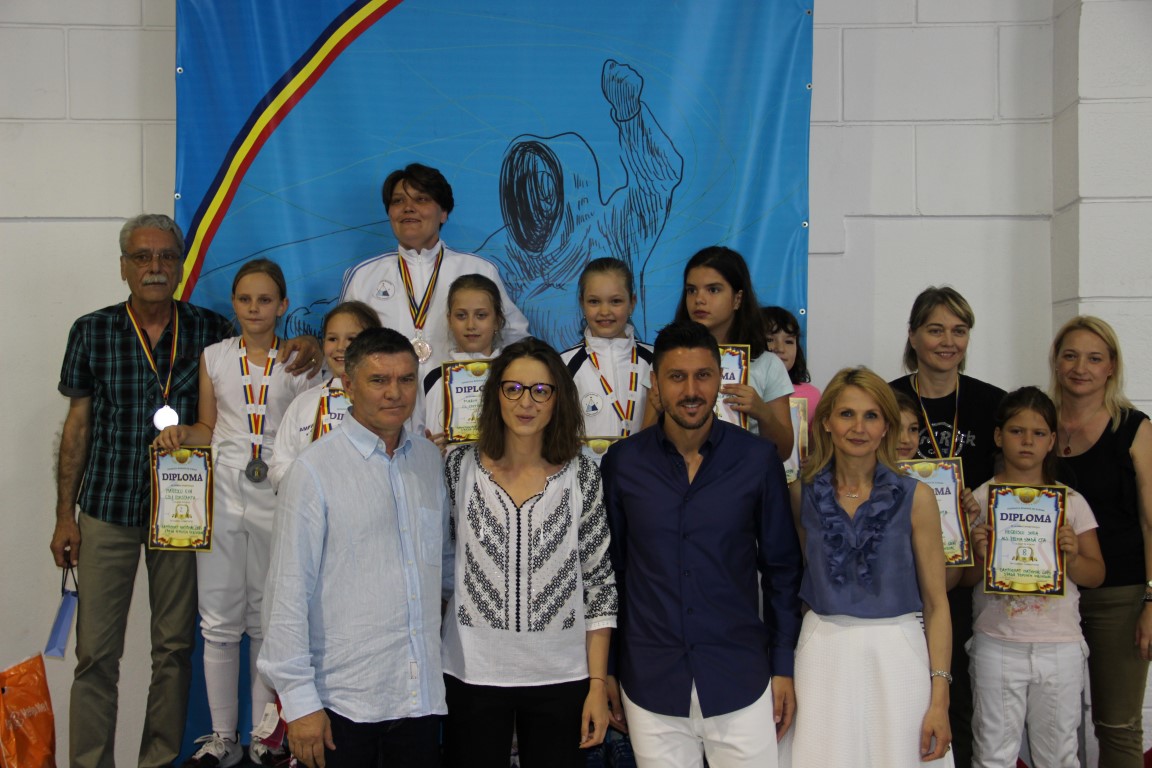 Natalia Constantin (CS Contraatac) a câștigat Campionatul Național de Scrimă pentru copii, ediția 2017, în proba de spadă feminin 8-9 ani. Ciprian Marica le-a premiat pe micile campioane!