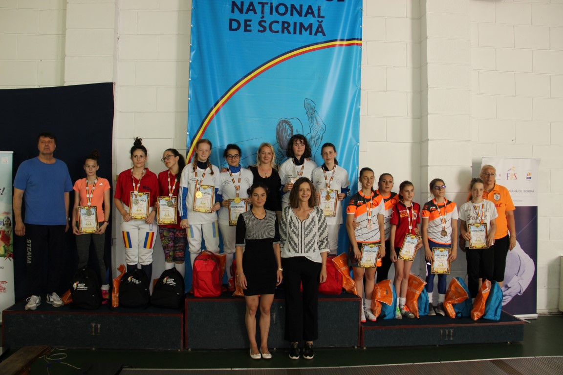 CS Farul Constanța a câștigat Campionatul Național de Scrimă pentru copii, ediția 2017, în proba de spadă feminin echipe 12-13 ani. Amalia Tătăran le-a premiat pe micile campioane!