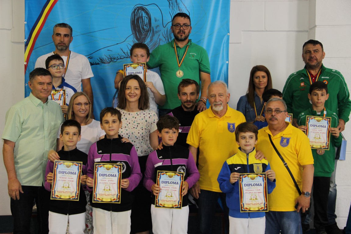 Octavian Rentea (ACS Balestra) a câștigat Campionatul Național de Scrimă pentru copii, ediția 2017, în proba de floretă masculin 10-11 ani. Gabriela Szabo i-a premiat pe micii campioni!