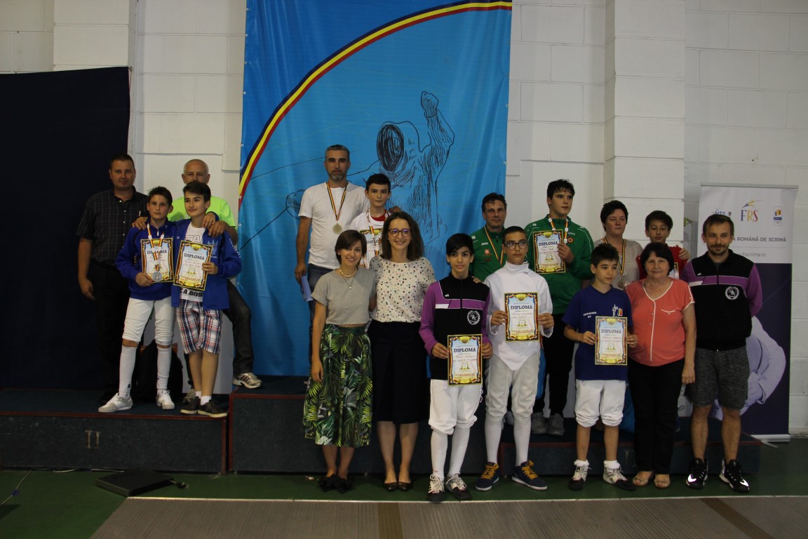 Ionuț Stoe (CSS Triumf) a câștigat Campionatul Național de Scrimă pentru copii, ediția 2017, în proba de floretă masculin 12-13 ani. Dana Rogoz i-a premiat pe micii campioni!