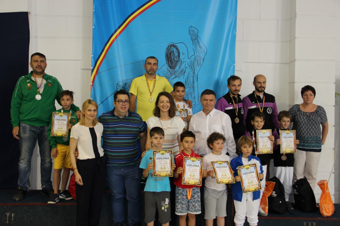 Cristian Stoian (CSS Triumf) a câștigat Campionatul Național de Scrimă pentru copii, ediția 2017, în proba de floretă masculin 8-9 ani. Răzvan Popescu i-a premiat pe micii campioni!