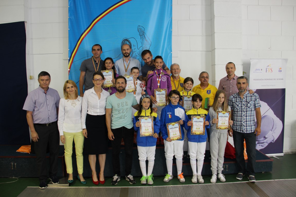 Ingrid Miti Bikfalvi (ACS Floreta Timișoara) a câștigat Campionatul Național de Scrimă pentru copii, ediția 2017, în proba de floretă feminin 10-11 ani. Dani Oțil le-a premiat pe micile campioane!