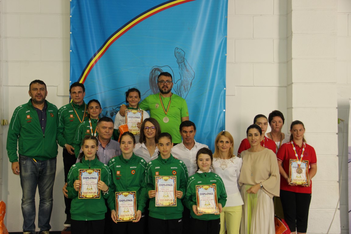 Cătălina Apostol (ACS Balestra) a câștigat Campionatul Național de Scrimă pentru copii, ediția 2017, în proba de floretă feminin 12-13 ani. Mihai Leu le-a premiat pe micile campioane!