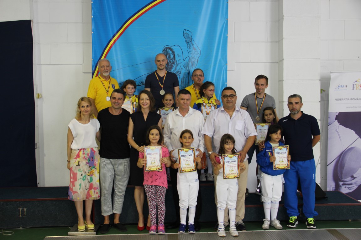 Alexandra Adoch (ACS Floreta Timișoara) a câștigat Campionatul Național de Scrimă pentru copii, ediția 2017, în proba de floretă feminin 8-9 ani. Cornel Ilie le-a premiat pe micile campioane!