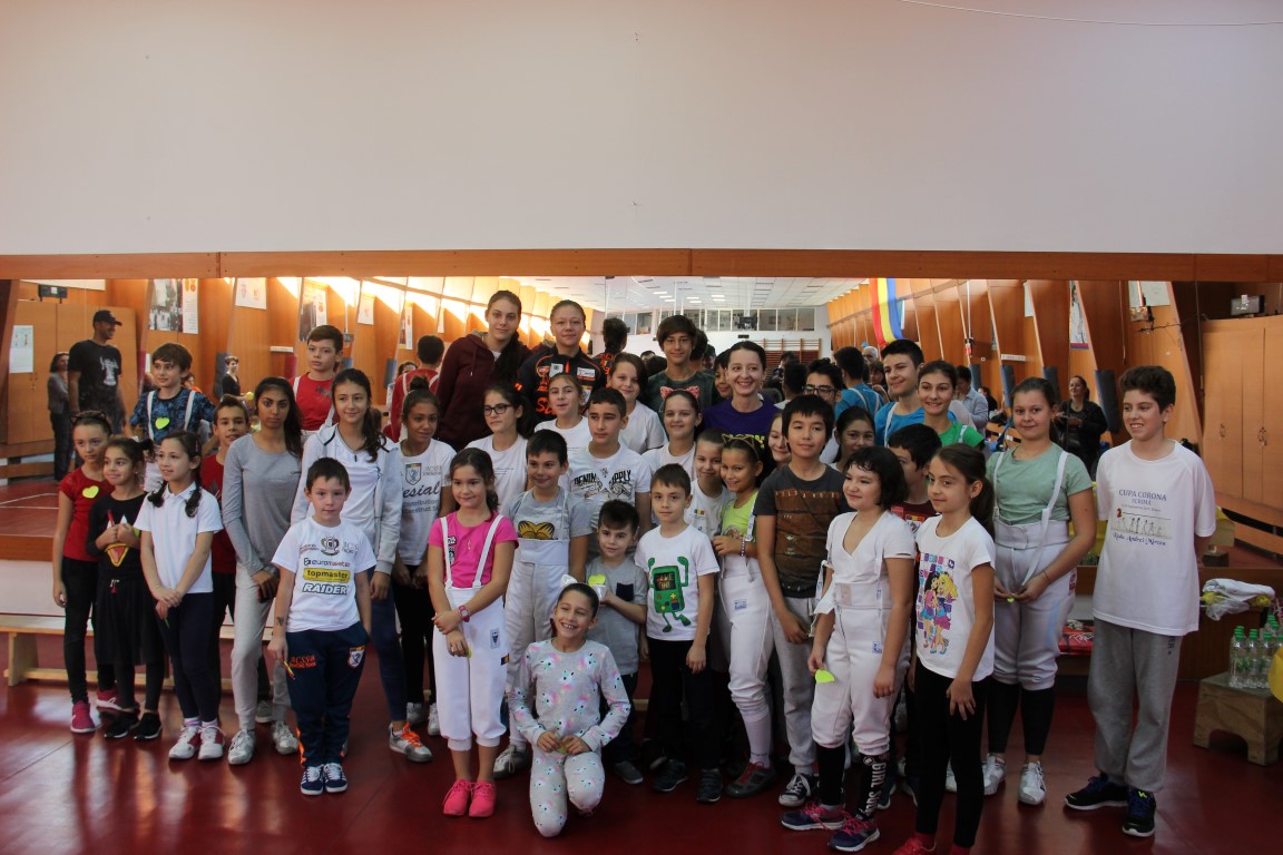 GALERIE FOTO: Zeci de copii s-au întâlnit sâmbătă, la Sala de scrimă a CSA Steaua, cu marea campioană Ana Maria Brânză