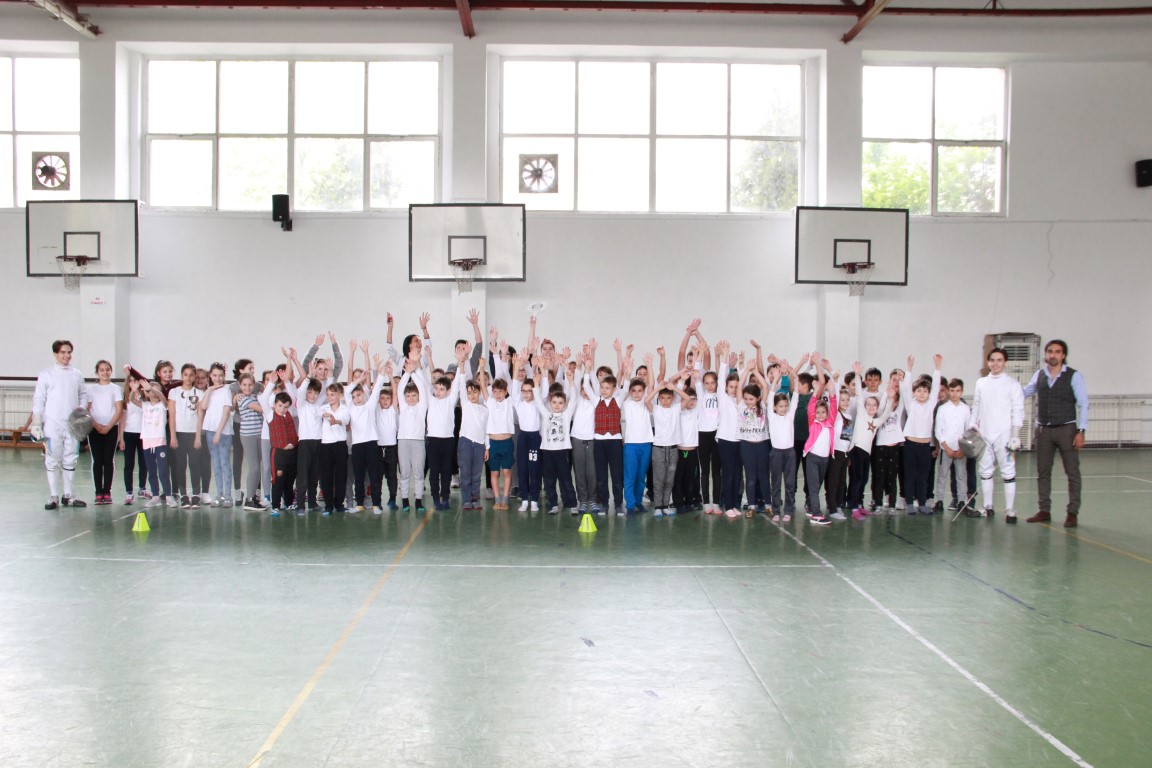 Sportivi de la CS Riposta, ACS Duel și CSA Steaua au susținut azi demonstrații de scrimă la Școala Gimnazială Maica Domnului și Școala Gimnazială Herăstrău din București
