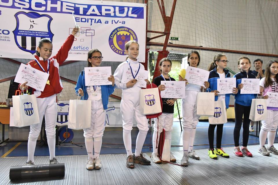 Mihnea Munteanu, Ștefania Boncioagă și Alexandru Eva s-au impus în prima zi a Cupei Mușchetarul la sabie pentru copii de la Râșnov