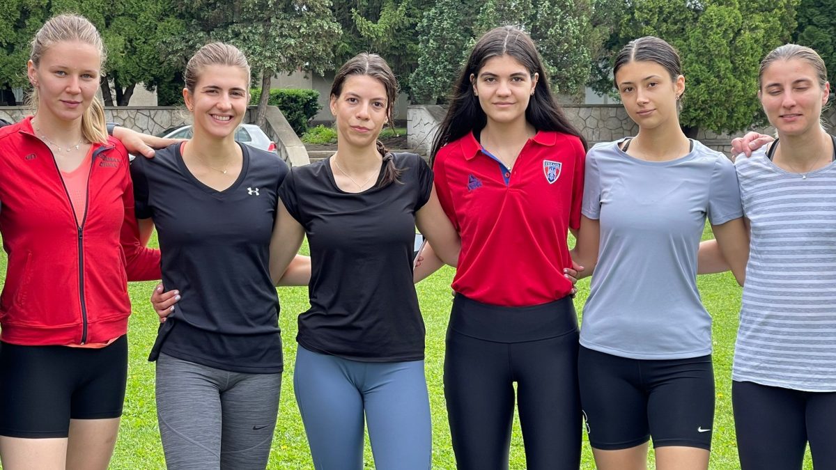 Echipa feminină de spadă se pregătește în Poiană