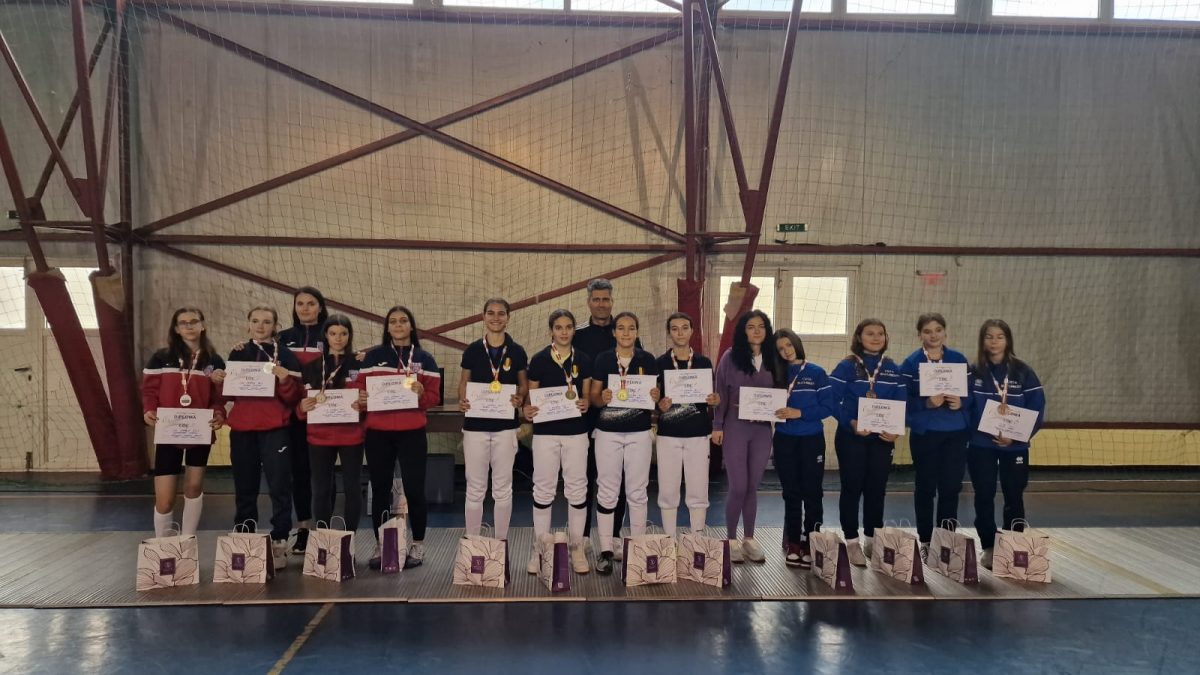 CS Dinamo 1 a câștigat titlul național U15 la sabie feminin echipe